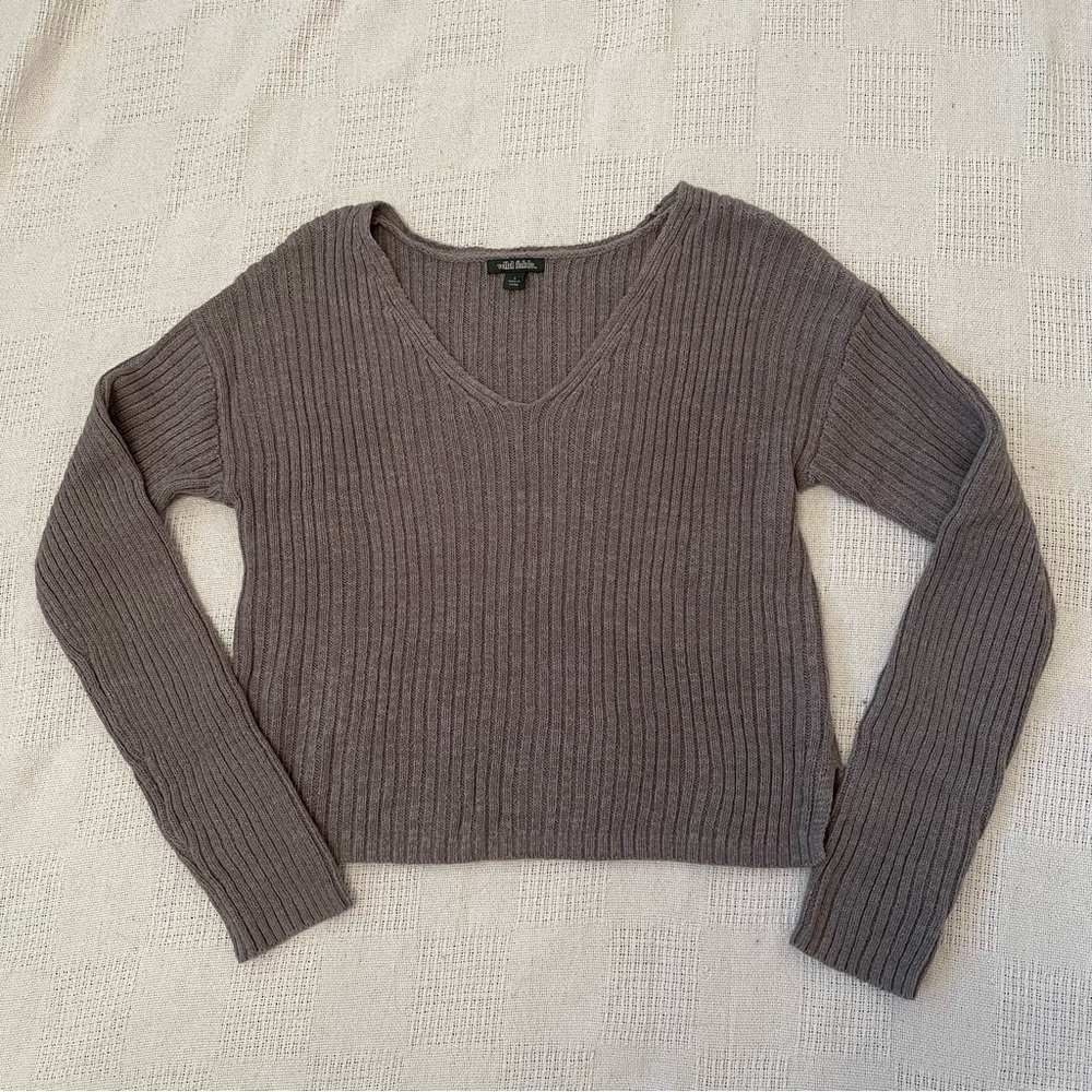 Gray crop V-neck sweater